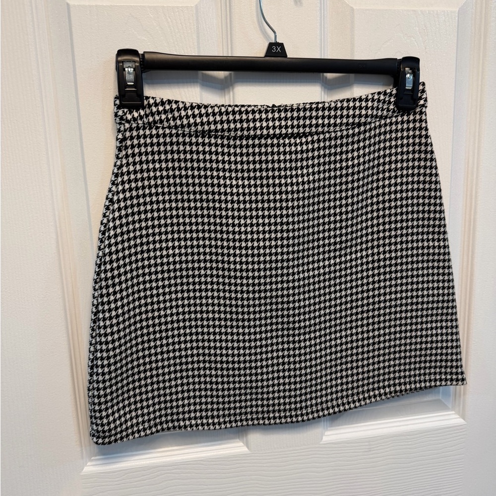 Classic Black and White Houndstooth Skirt